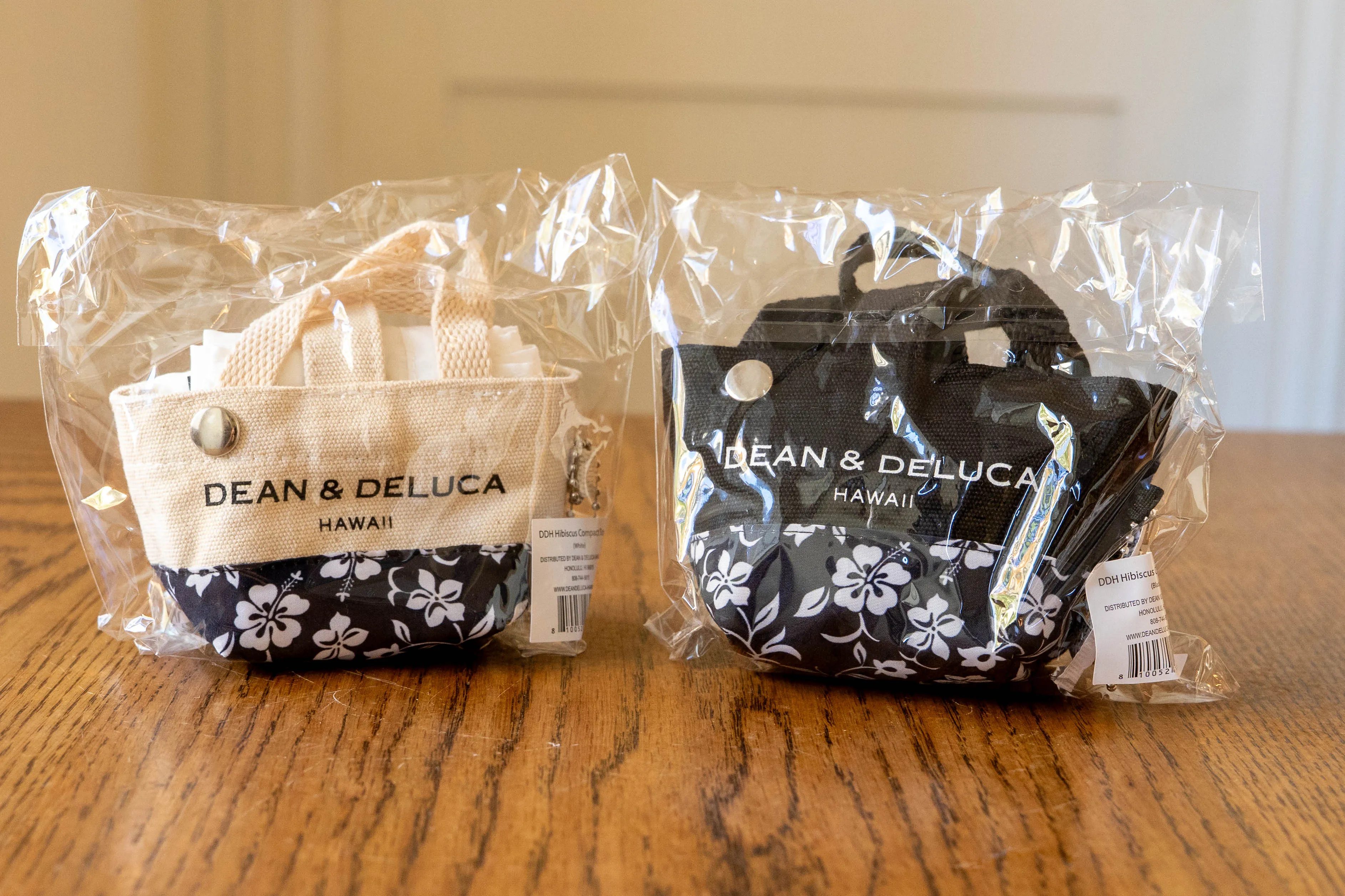 Dean & Deluca Hawaii ロイヤルハワイアン店限定の、コンパクト ハイビスカス フォルダブル トートバッグ。小さなバッグの中に折りたたみ式のエコバッグが入っている